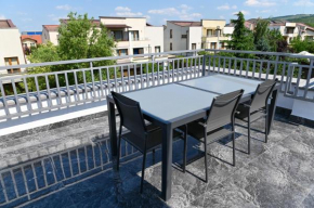 Duplex (garden & panoramic rooftop terrace)